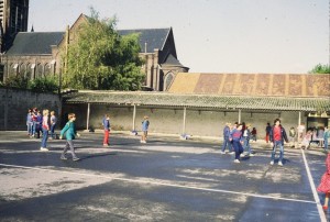 Collège Dominique SAVIO - La cour de récréation. En arrière-plan l’église Saint-Sépulcre