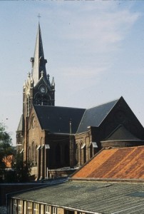 Collège Dominique SAVIO - Eglise Saint-Sépulcre vue depuis une classe du collège. Au premier plan d’autres classes